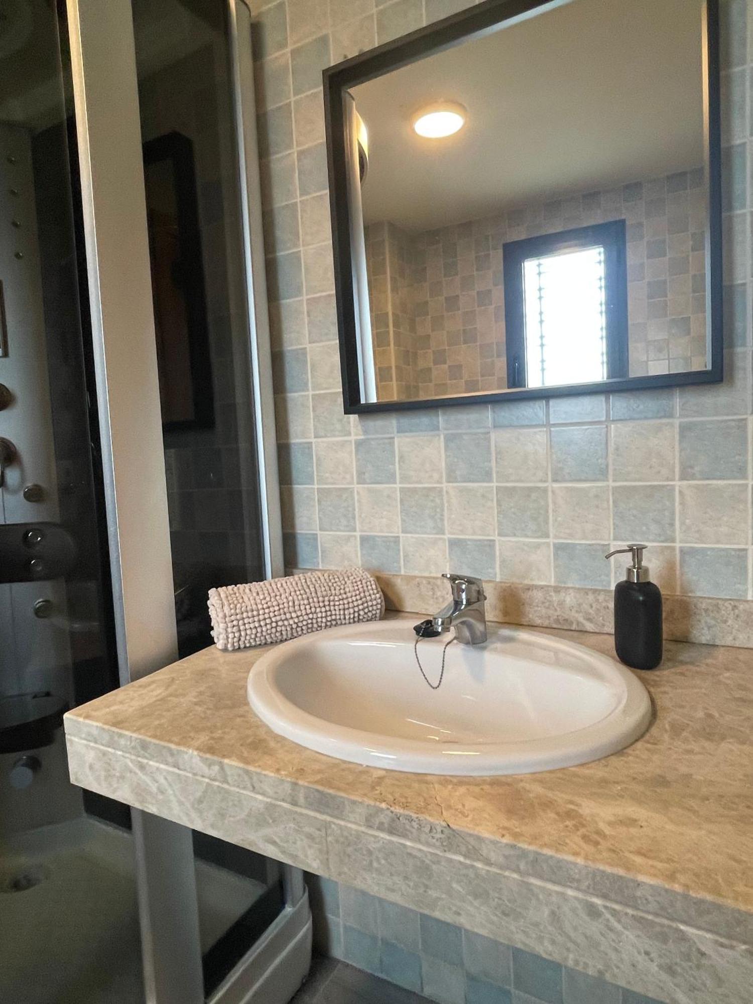 Stelarium-Suite Con Bano Privado En Casa Compartida-Uebica2 Mairena del Aljarafe Esterno foto